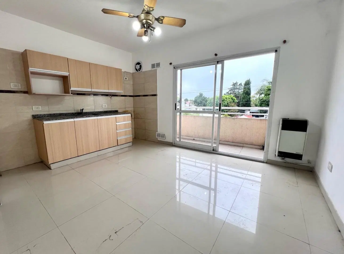 Departamento en venta - Tres ambientes con cochera y terraza privada - Quilmes. 2