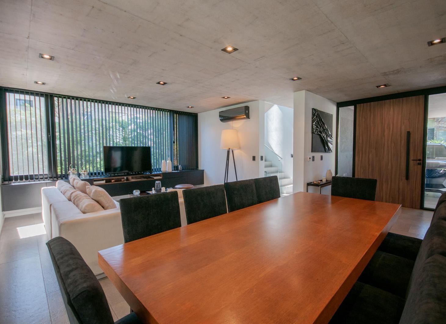 Foto de Casa cinco ambientes con pileta en venta - Barrio cerrado Dorrego, imagen 2