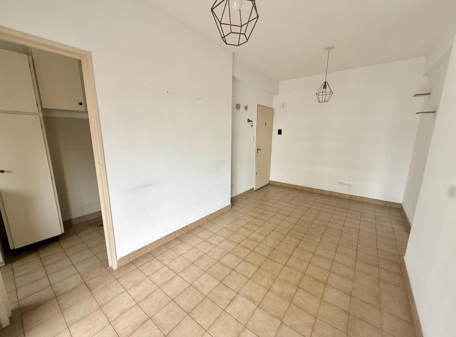 Foto de Departamento en Alquiler de 2 Ambientes con Cochera en Quilmes Centro, imagen 2