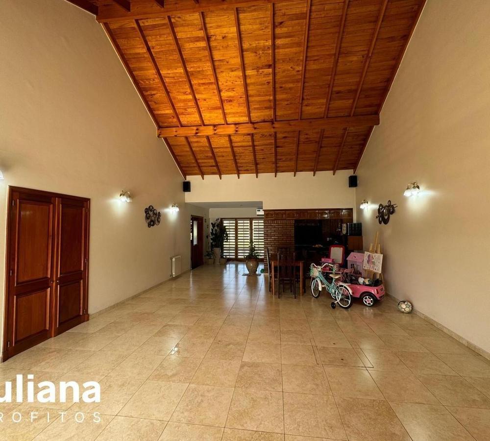 Foto de Casa impontente seis ambientes con pileta - Quilmes, imagen 4
