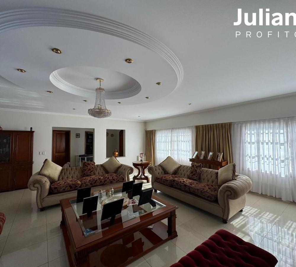 Foto de Casa impontente seis ambientes con pileta - Quilmes, imagen 2