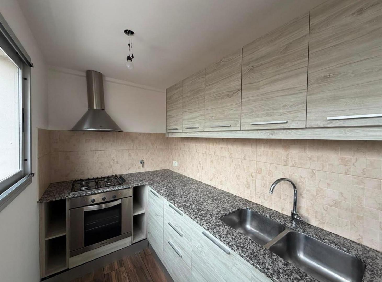 Foto de Departamento tres ambientes con cochera y baulera en venta - Quilmes, imagen 2