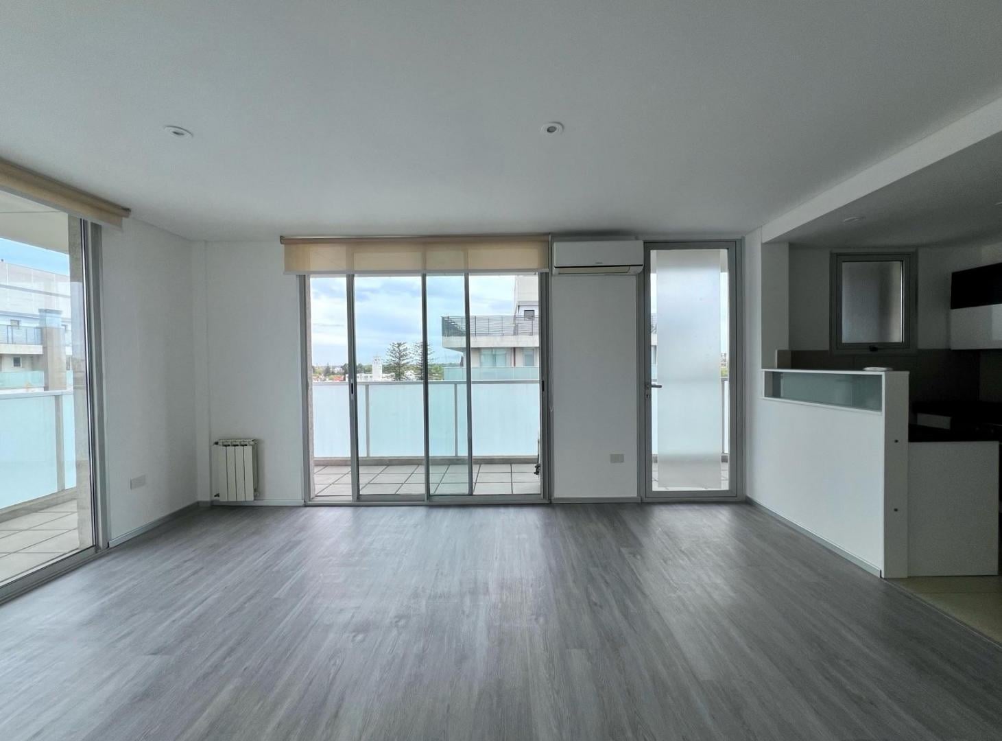 Foto de Departamento dos ambientes con cochera en alquiler - Sensum, Quilmes, imagen 2