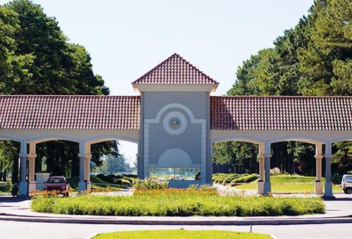 CLUB DE CAMPO PINARES CON GOLF Y BOSQUES