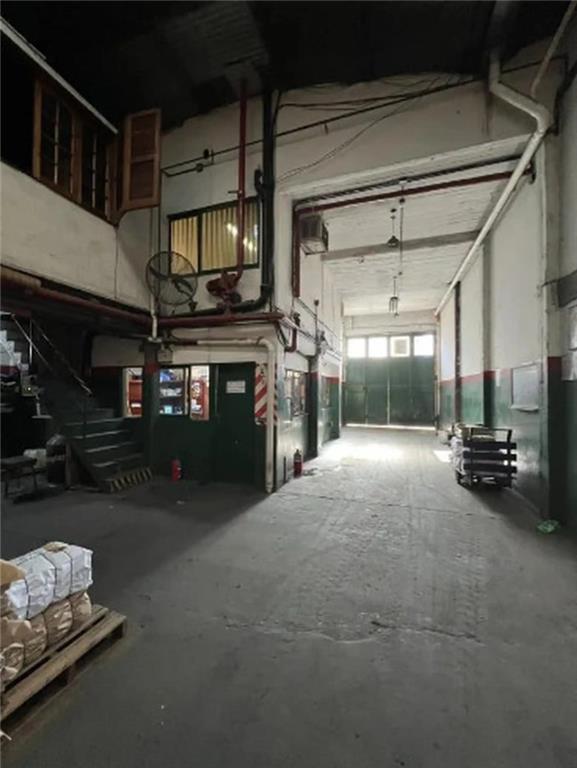 Depósito en venta en La Tablada, con oficinas y departamento de 3 ambientes