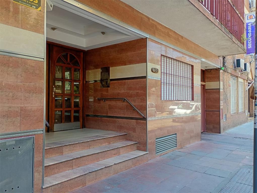 RAMOS MEJIA-DEPARTAMENTO 2 AMBIENTES COCHERAS PARA RENTAR-CENTRO