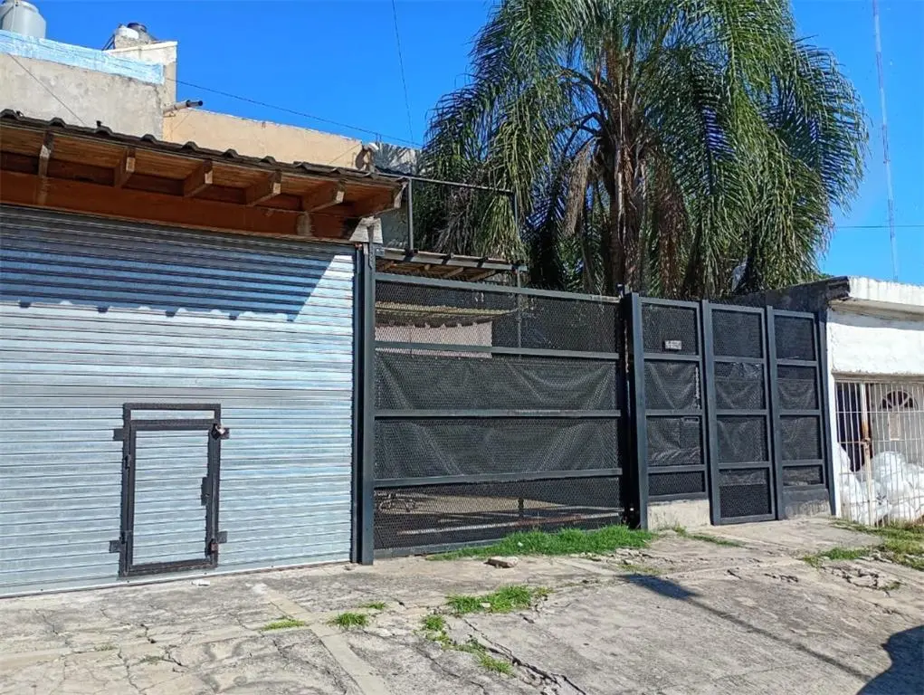 SAN JUSTO - CASA DE 3 AMBIENTES CON LOCAL, TERRAZA Y COCHERA 2