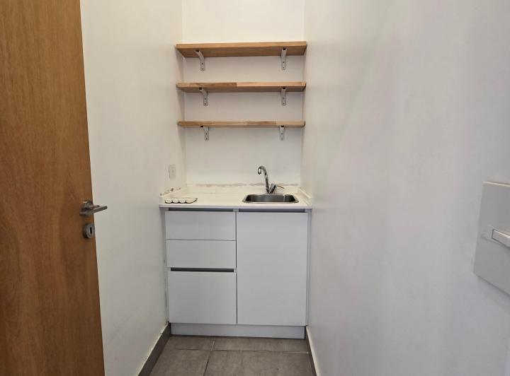 Excelente oficina- 3 despachos - amplia recepción - baño - kitchenette - cochera 1
