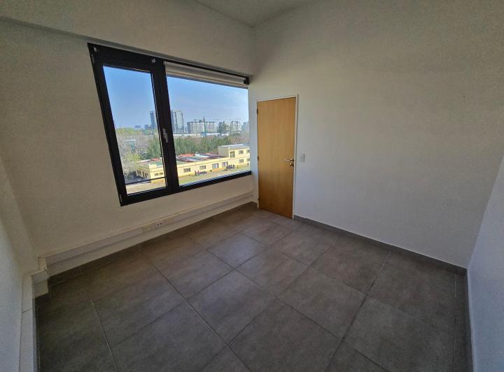 Excelente oficina- 3 despachos - amplia recepción - baño - kitchenette - cochera 3