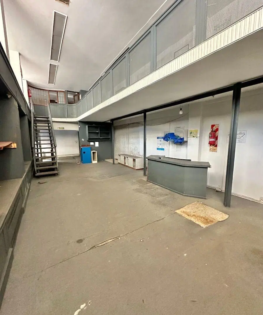 LOCAL COMERCIAL EN VENTA EN ESQUINA – DOBLE ALTURA, MONTACARGAS Y GRAN EXPOSICIÓN 4