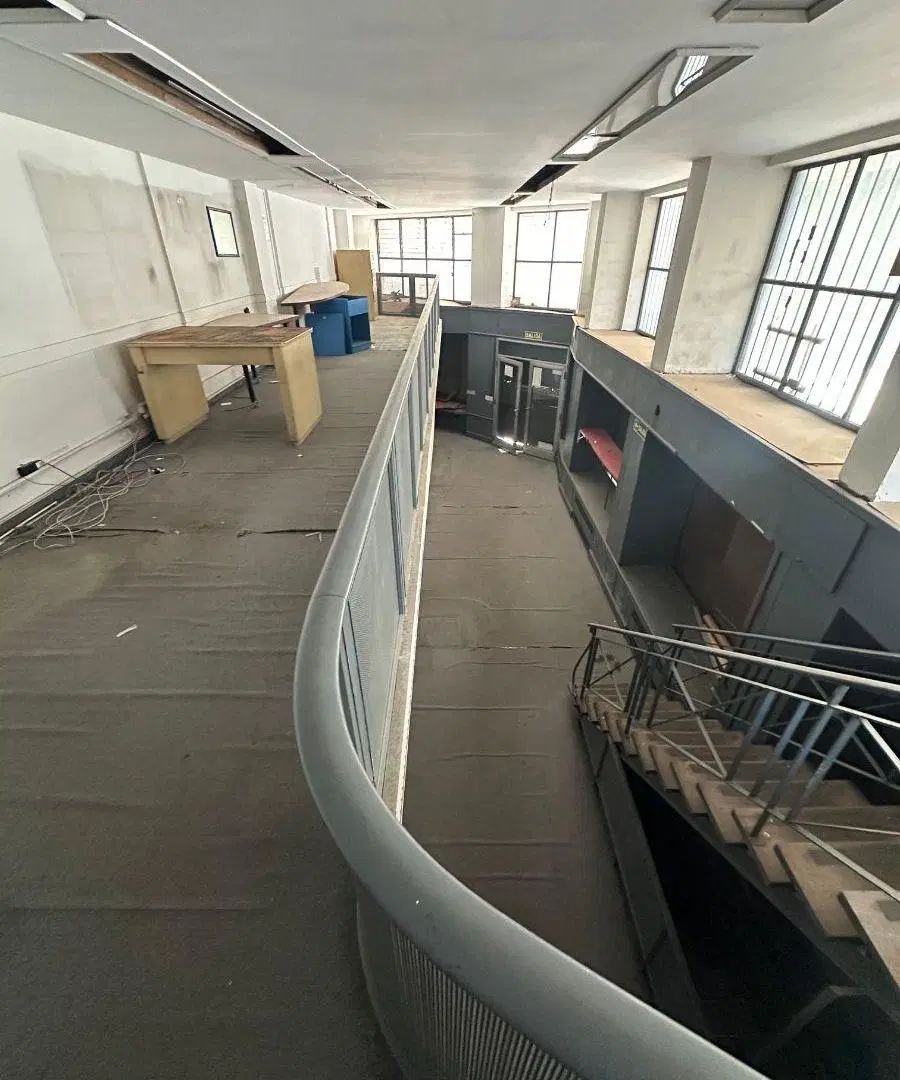 LOCAL COMERCIAL EN VENTA EN ESQUINA – DOBLE ALTURA, MONTACARGAS Y GRAN EXPOSICIÓN 3