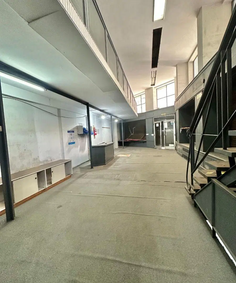 LOCAL COMERCIAL EN VENTA EN ESQUINA – DOBLE ALTURA, MONTACARGAS Y GRAN EXPOSICIÓN 2