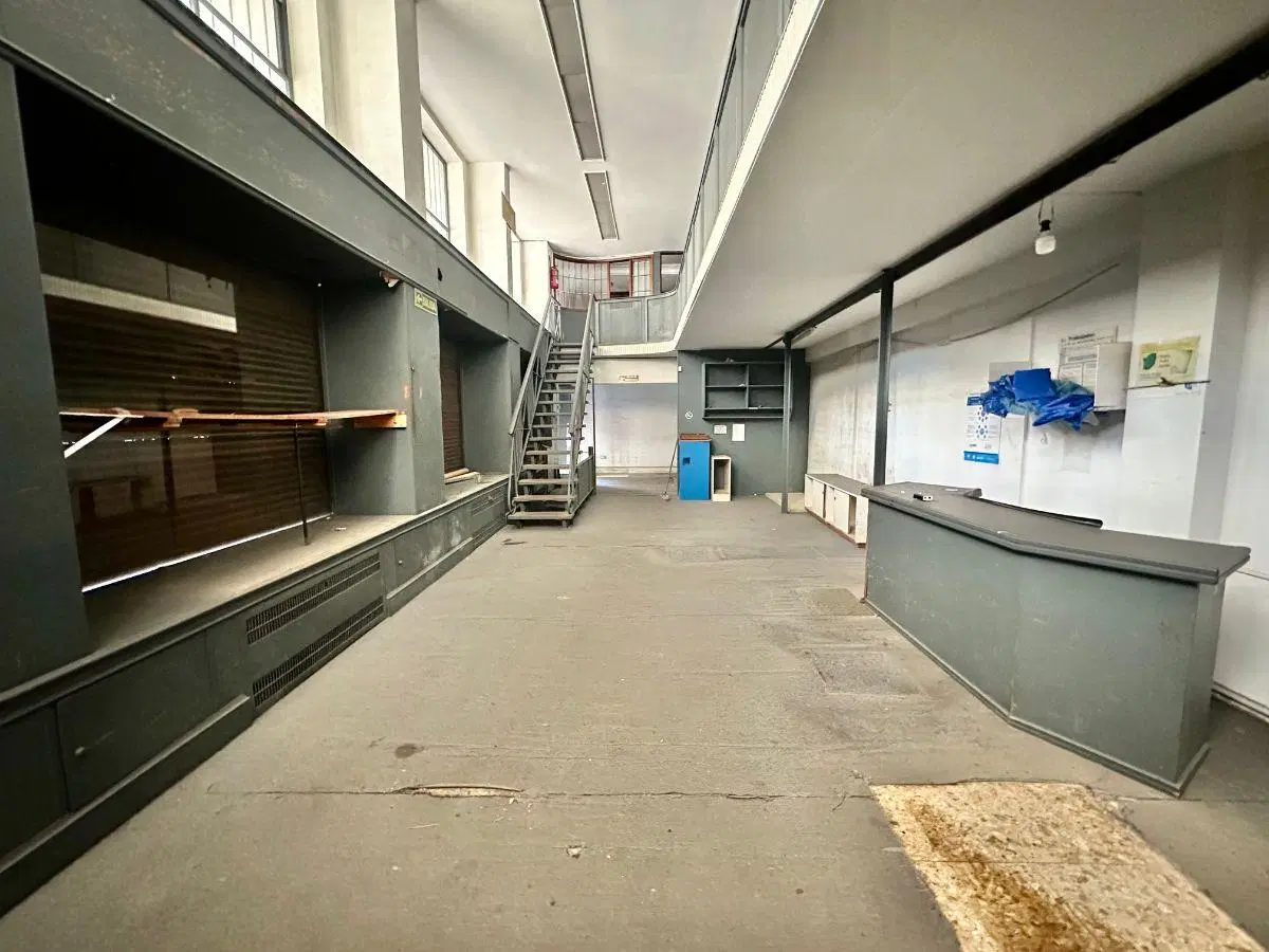 LOCAL COMERCIAL EN VENTA EN ESQUINA – DOBLE ALTURA, MONTACARGAS Y GRAN EXPOSICIÓN 5