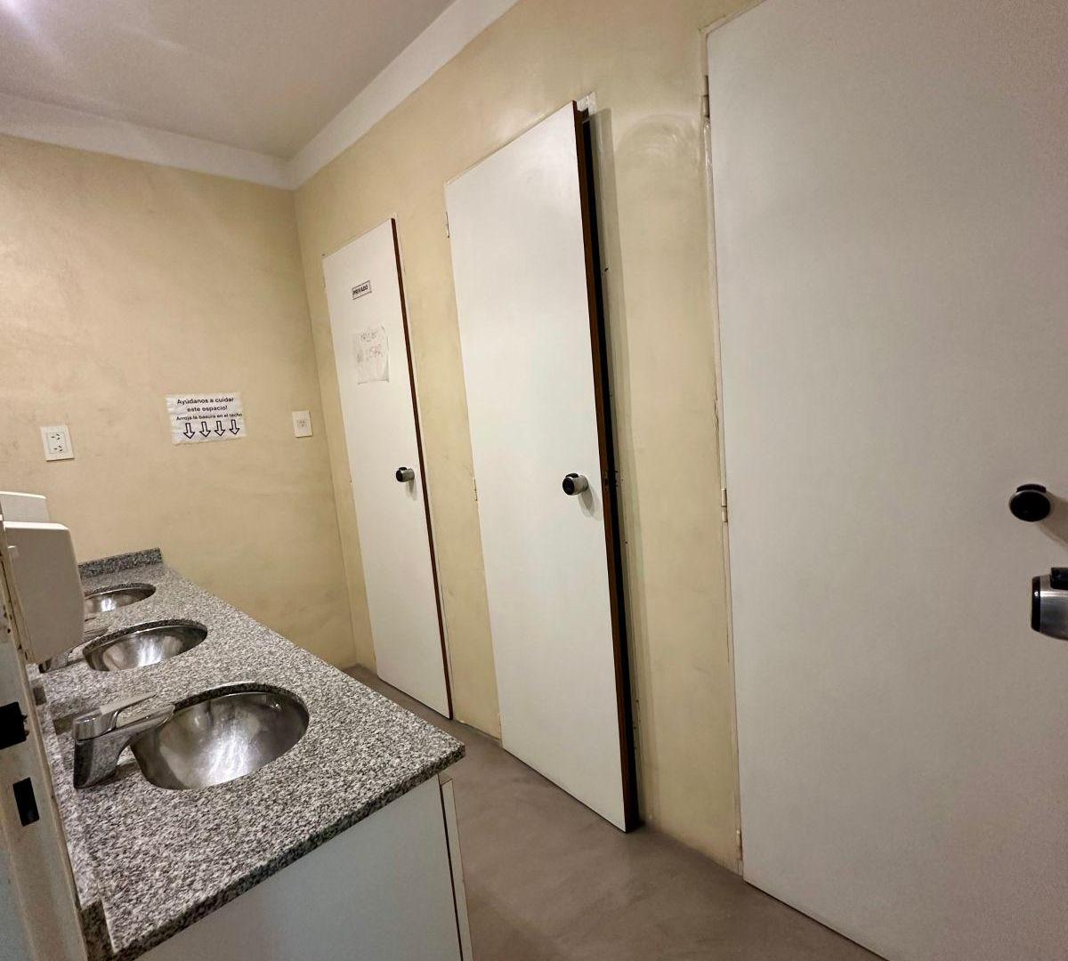 Foto de Alquiler comercial en Av. Callao al 700 EXCELENTE UBICACION SIN EXPENSAS, imagen 4
