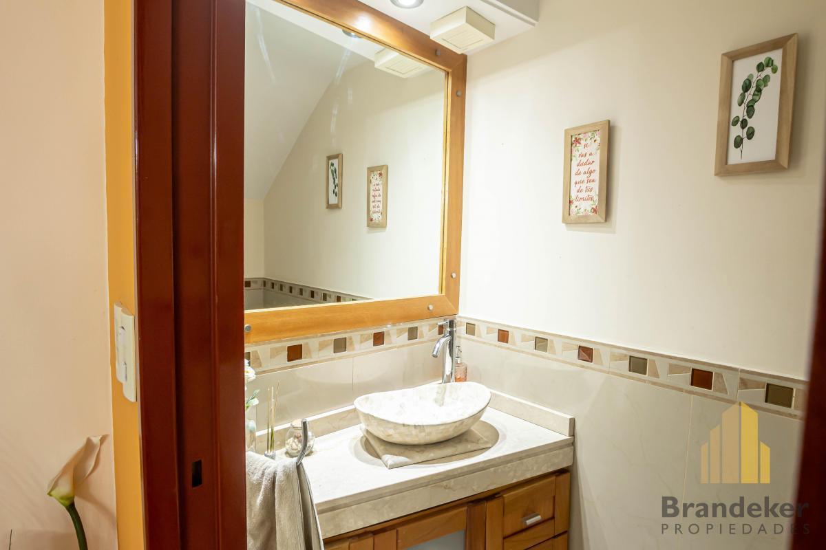 Impecable Triplex de 6 Ambientes con Pileta Climatizada y Detalles de Categoría. 2