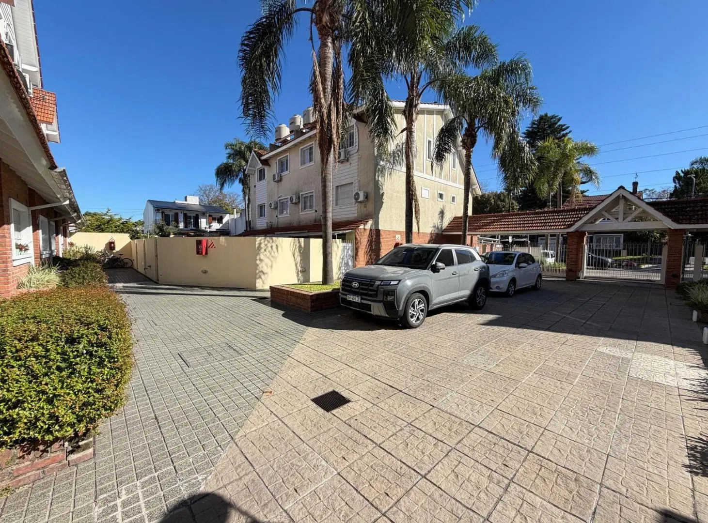 Triplex 5 Ambientes en Complejo Cerrado con Pileta y Dos cocheras. 3