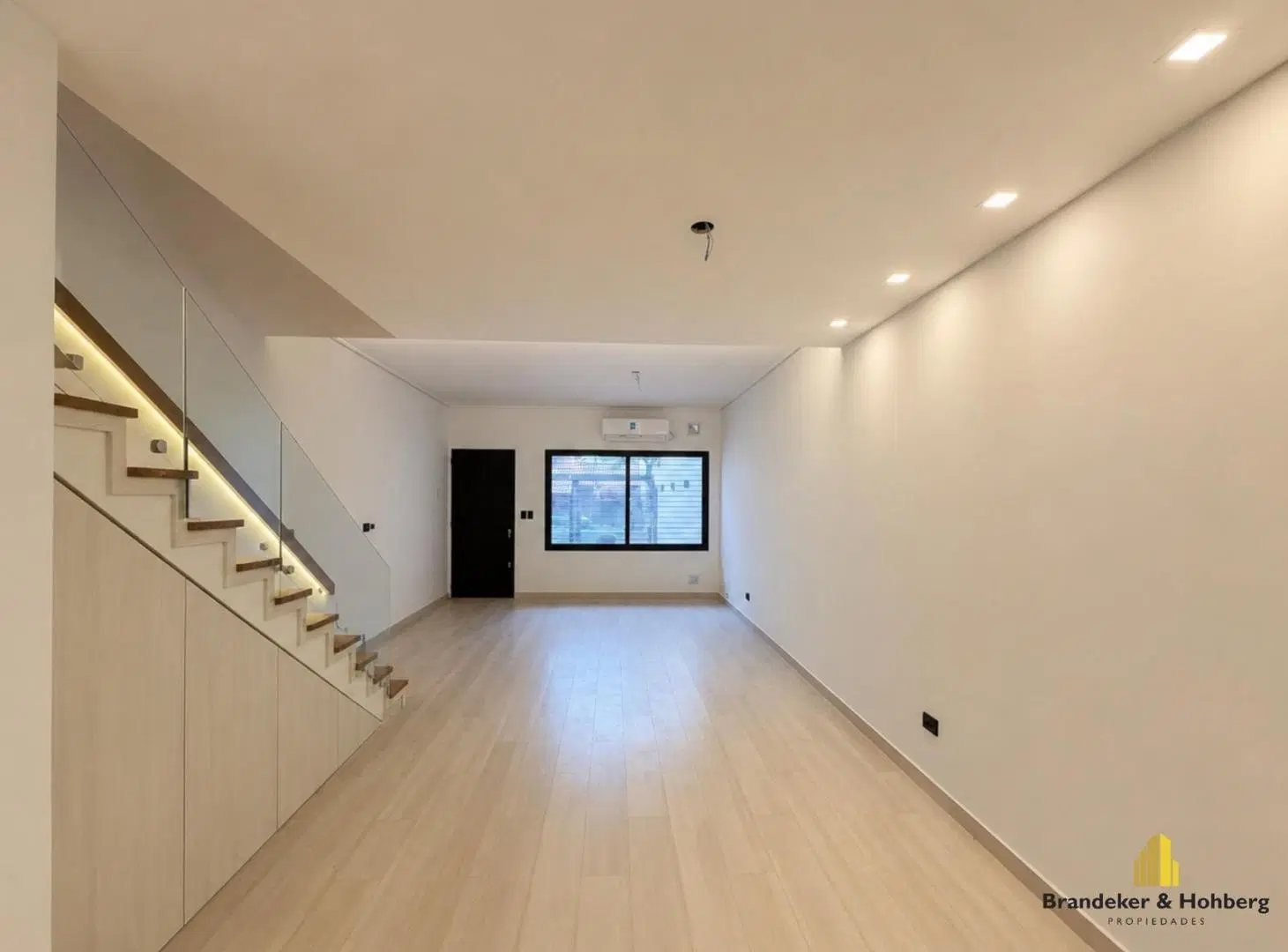 Tríplex a estrenar con Jardín y Doble cochera – Confort y Estilo en Cada Rincón 3