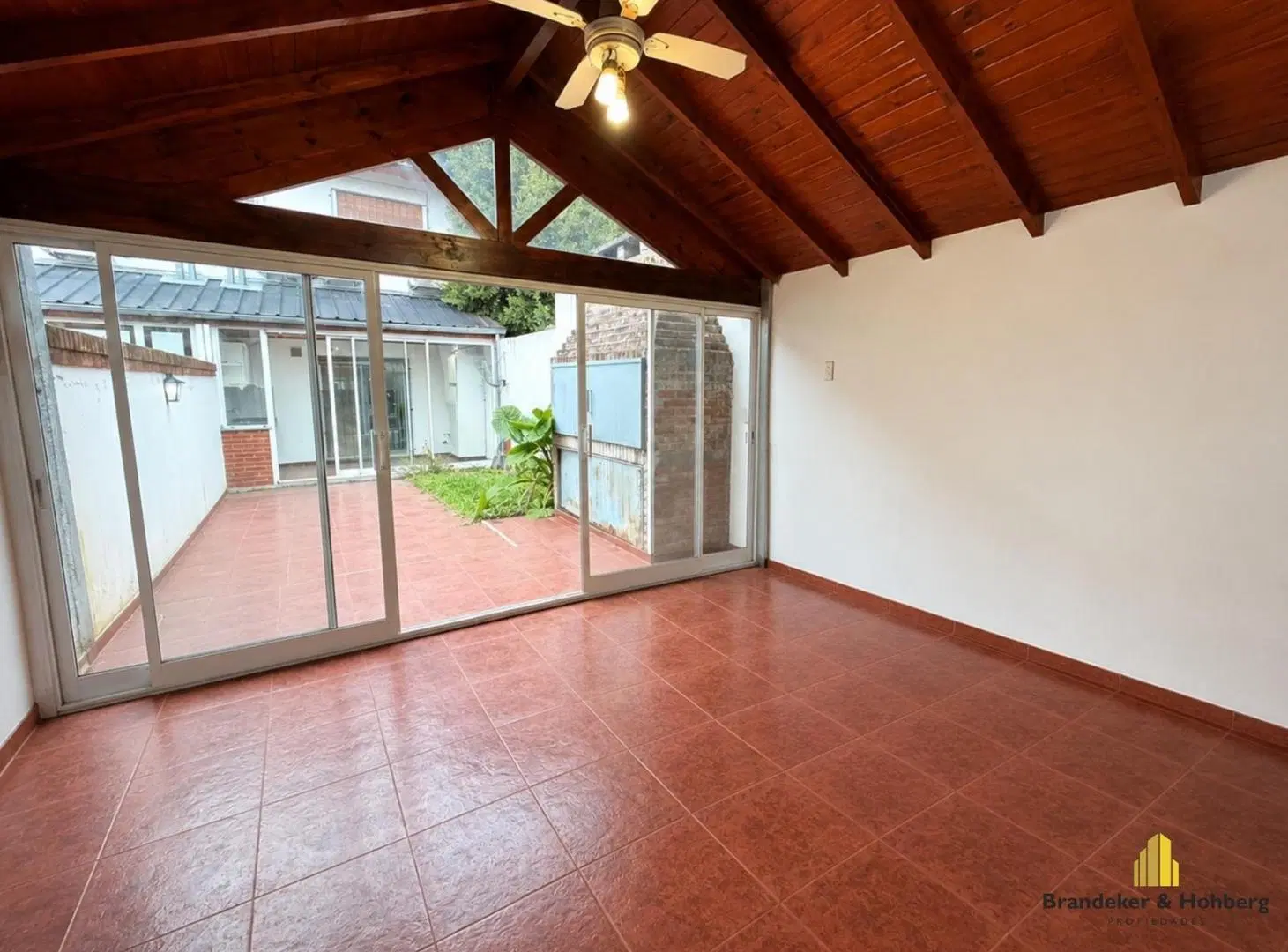 Triplex de 5 ambientes con jardin y Quincho 5