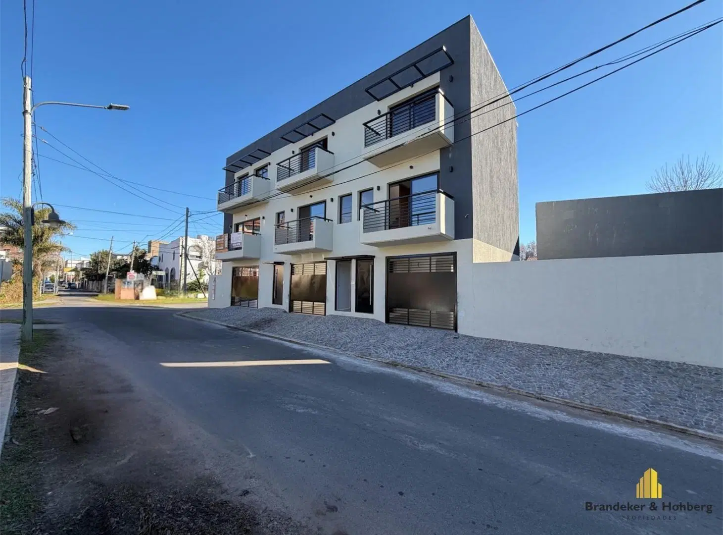 Dúplex 4 Ambientes a Estrenar con Cochera para Dos Autos, Jardín y Balcones – Tigre Centro. 1