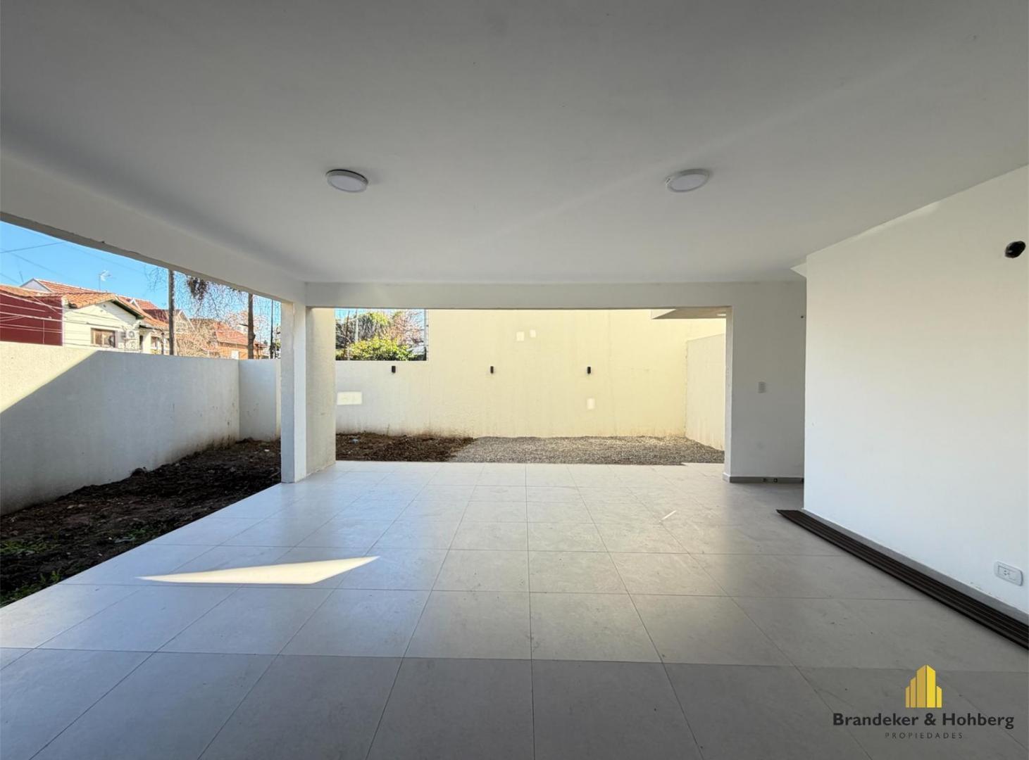 Foto de Triplex 4 Ambientes a Estrenar con Cochera para Dos Autos, Jardín y Balcones – Tigre Centro., imagen 5