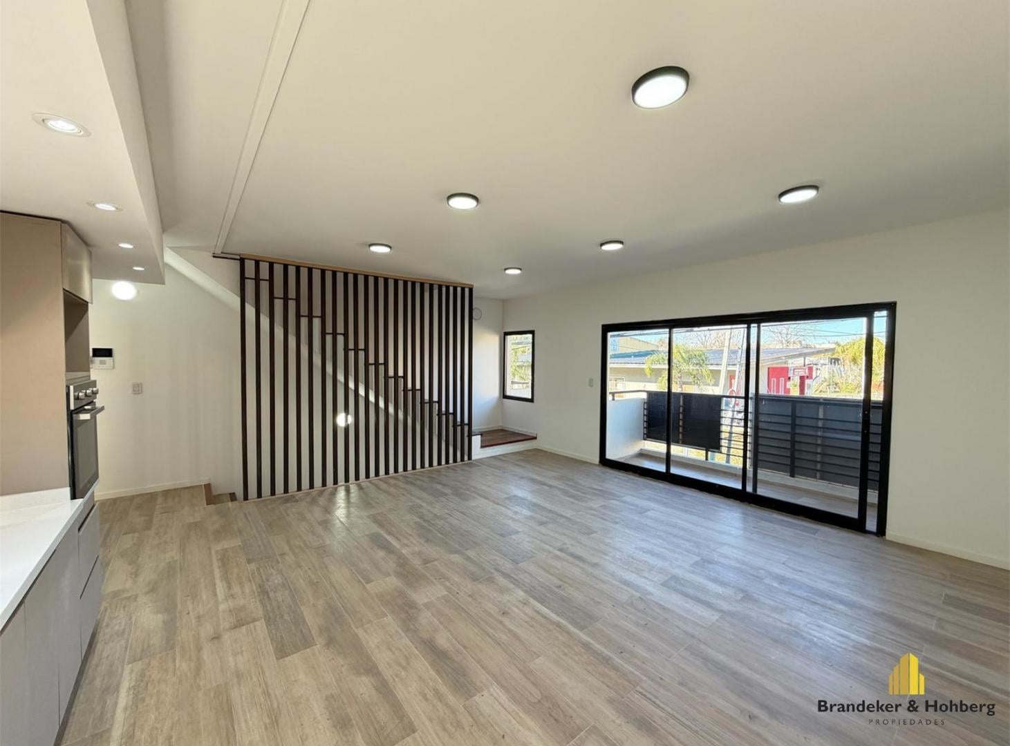 Foto de Triplex 4 Ambientes a Estrenar con Cochera para Dos Autos, Jardín y Balcones – Tigre Centro., imagen 1