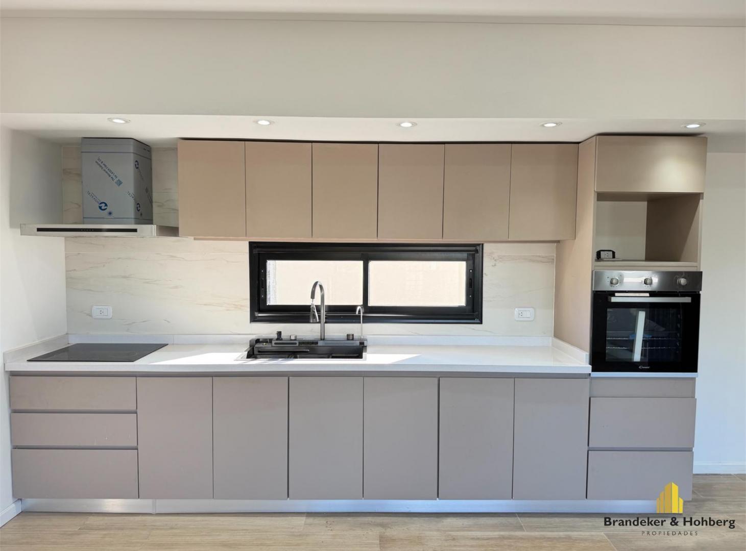 Foto de Triplex 4 Ambientes a Estrenar con Cochera para Dos Autos, Jardín y Balcones – Tigre Centro., imagen 4