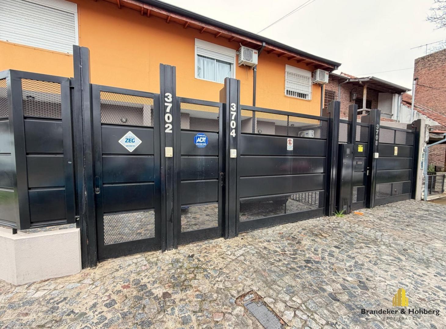 Foto de Impecable Triplex 3 ambientes con cochera y Patio. A pasos De Av. mitre, imagen 1