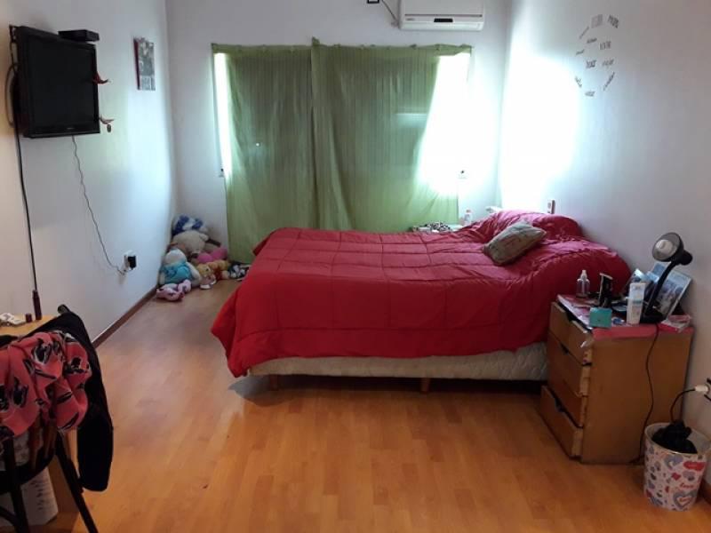 Foto de EXCELENTE CASA-10X50-4 DORM-4 BAÑOS-PILETA-QUINCHO, imagen 3