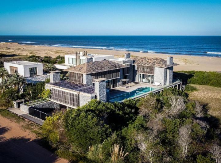 Casa en alquiler sobre la playa en Arenas de José Ignacio 1