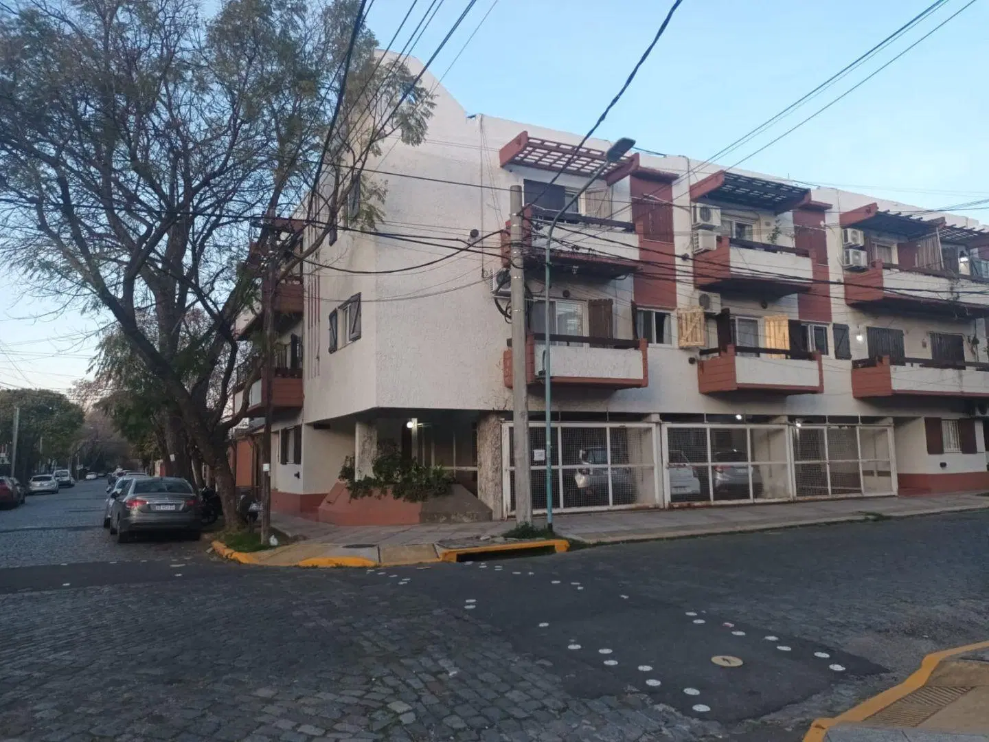 Olivos cochera en alquiler cerca Av. 2
