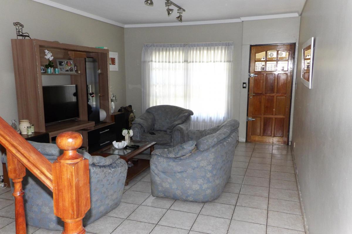 Foto de VENTA TRIPLEX 3 DORMITORIOS CARAPACHAY, imagen 3