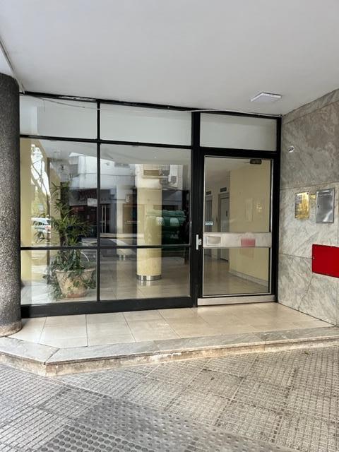 EXCELENTE DOS AMBIENTES MUY AMPLIO CON LINDO PATIO APTO PROFESIONAL