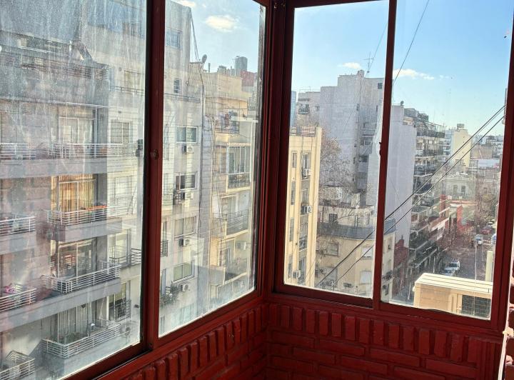 EXCELENTE UNIDAD de 2 AMBIENTES AL FRENTE - BALCON - SUPERFICIE 45 MS 2