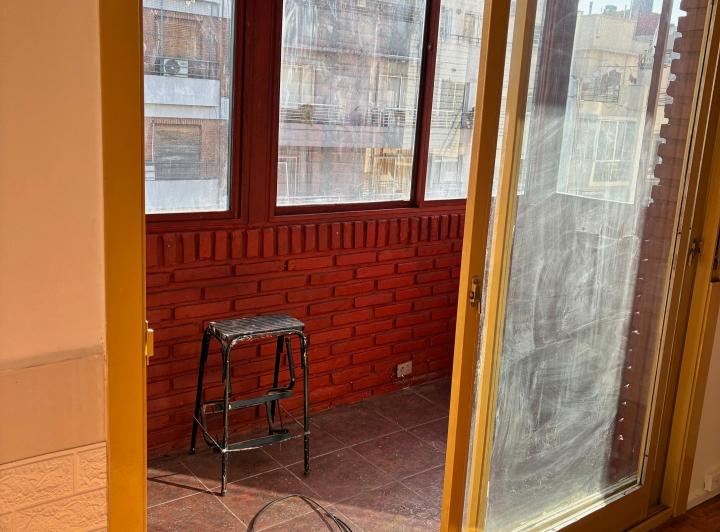 EXCELENTE UNIDAD de 2 AMBIENTES AL FRENTE - BALCON - SUPERFICIE 45 MS 1