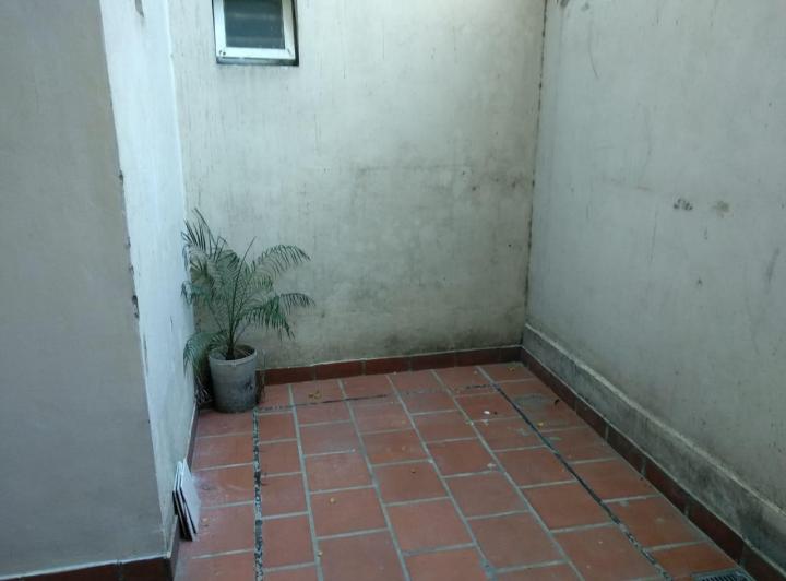Depto de 2 amb en venta al frente con balcón 5