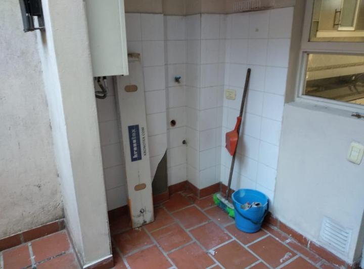 Depto de 2 amb en venta al frente con balcón 4