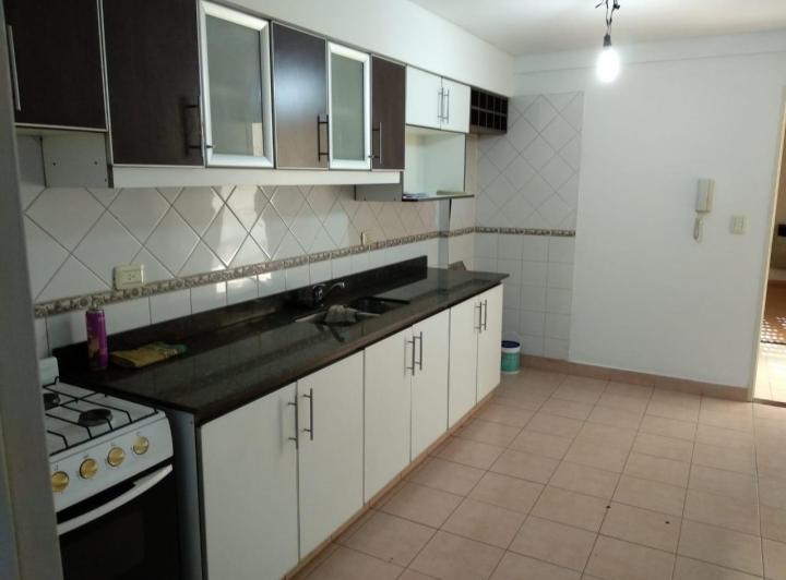 Depto de 2 amb en venta al frente con balcón 3