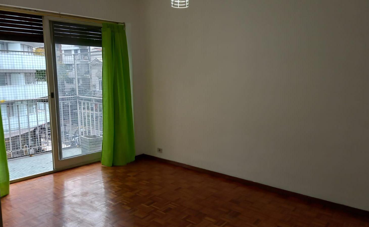 Departamento 3 ambientes al frente con balcón en alquiler