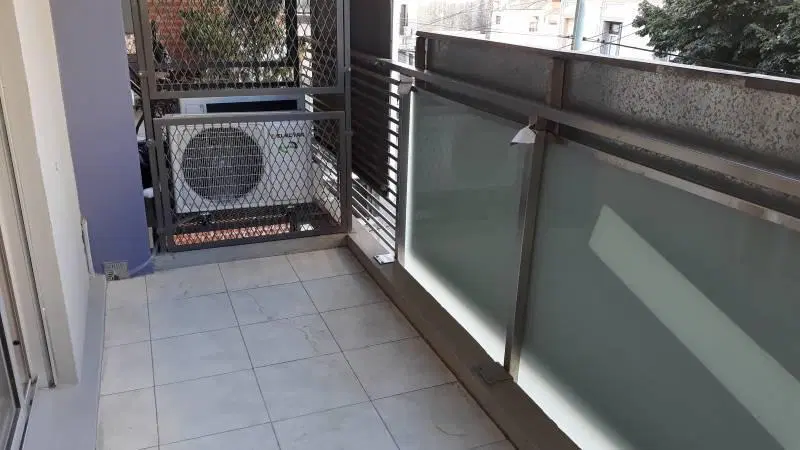 Alquiler mono-ambiente divisible al frente con balcón 5
