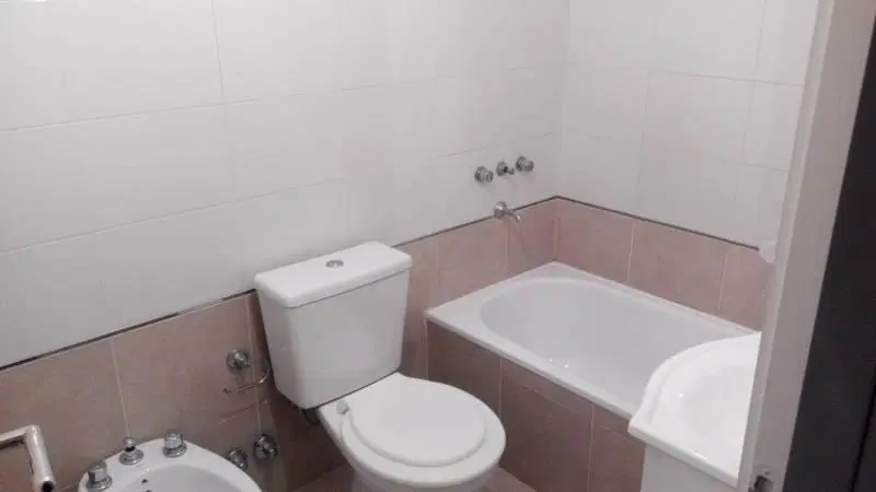 Mono-ambiente con balcón al frente. Uso comercial 4