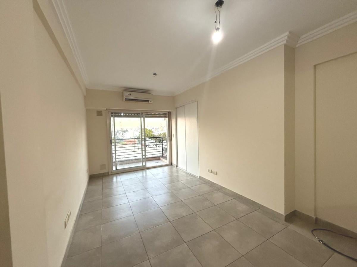 Foto de Monoambiente al frente con balcón – Floresta, imagen 4
