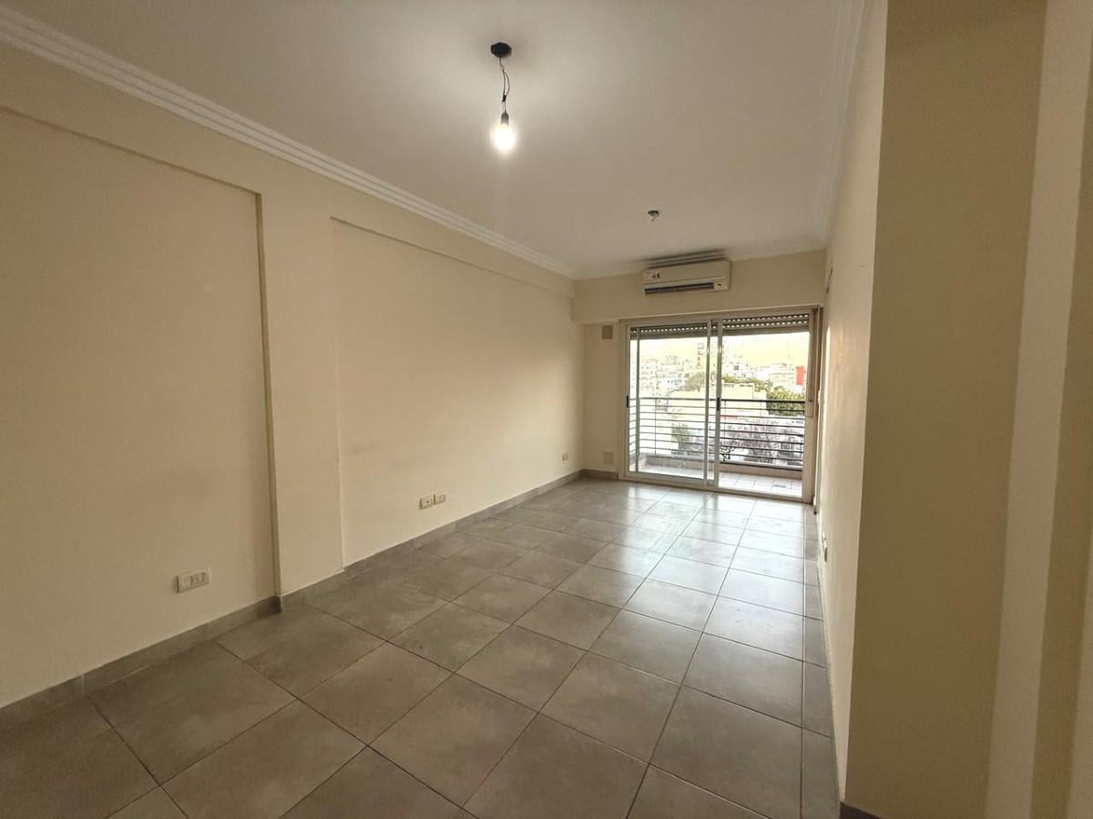 Foto de Monoambiente al frente con balcón – Floresta, imagen 1