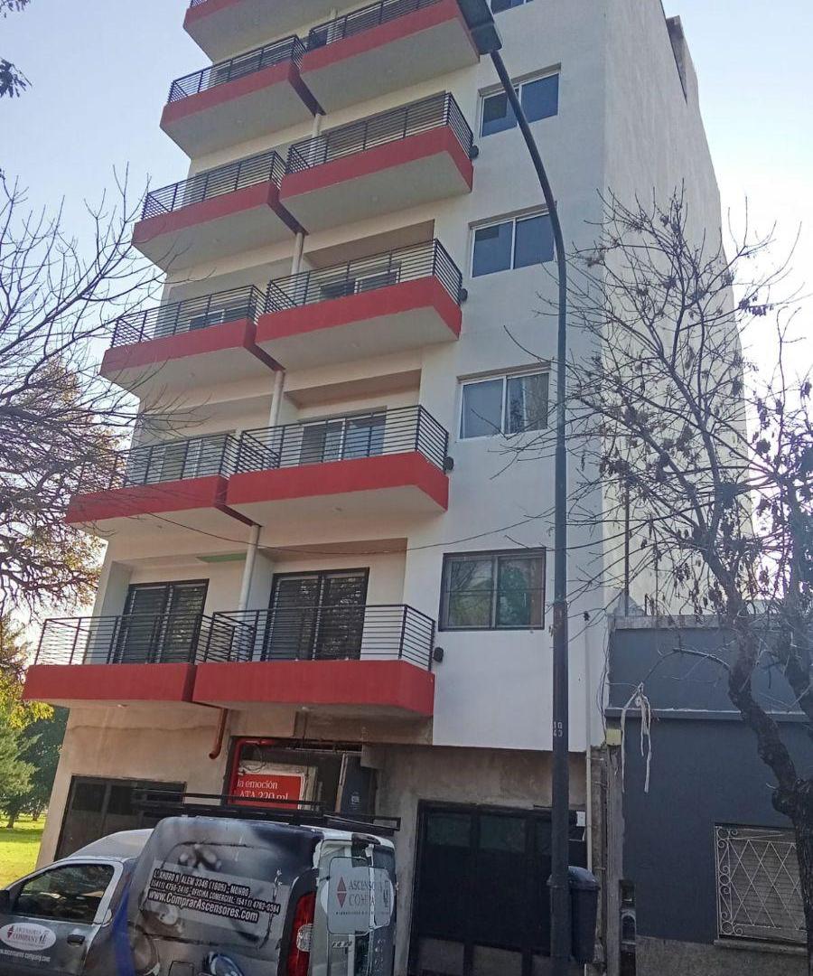 Un ambiente con balcón vista a plaza Donado