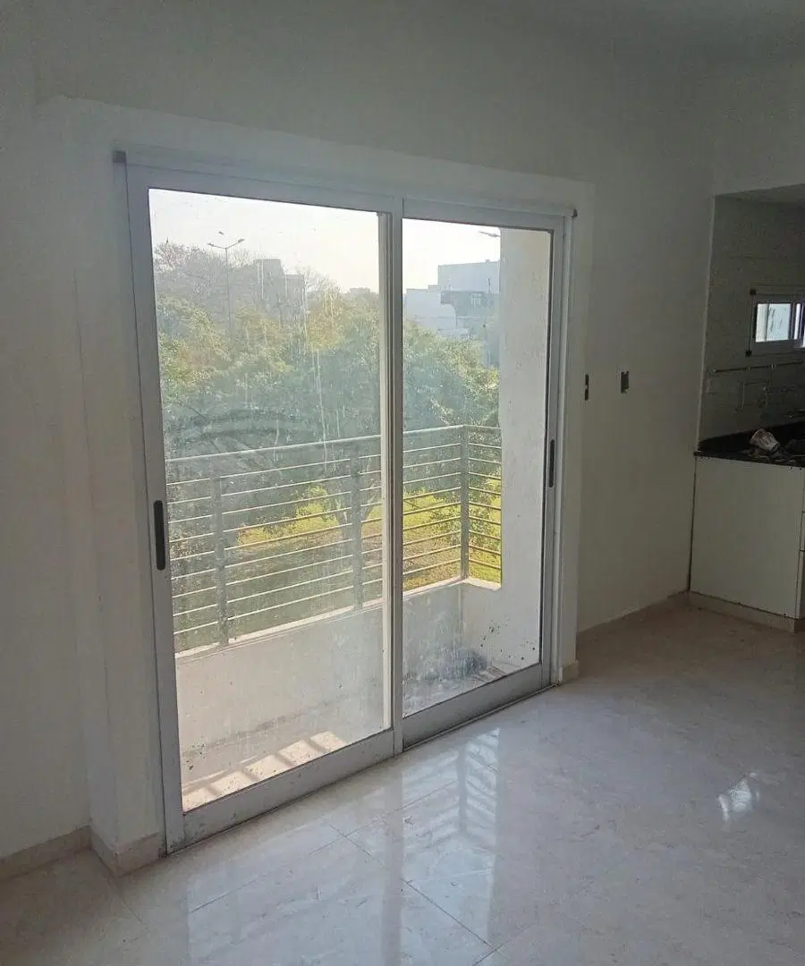 Un ambiente con balcón vista a plaza Donado 2