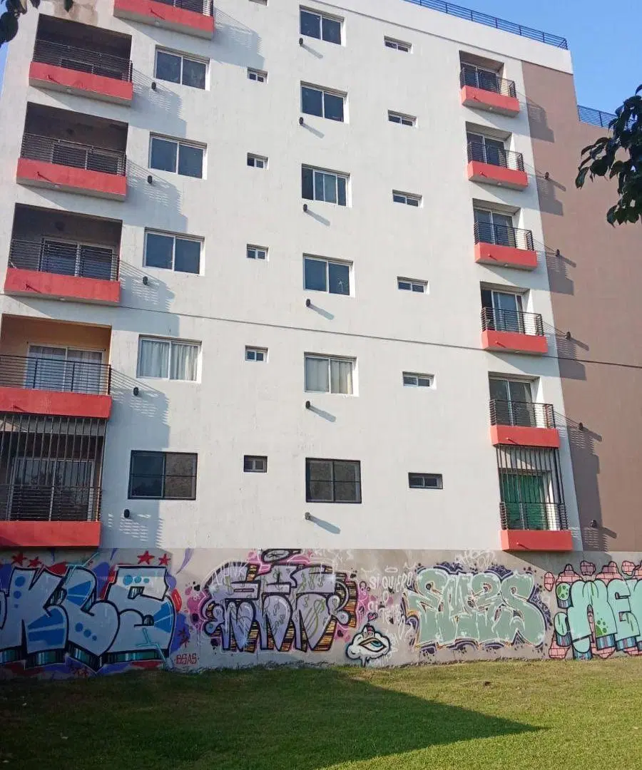 Un ambiente con balcón vista a plaza Donado 4