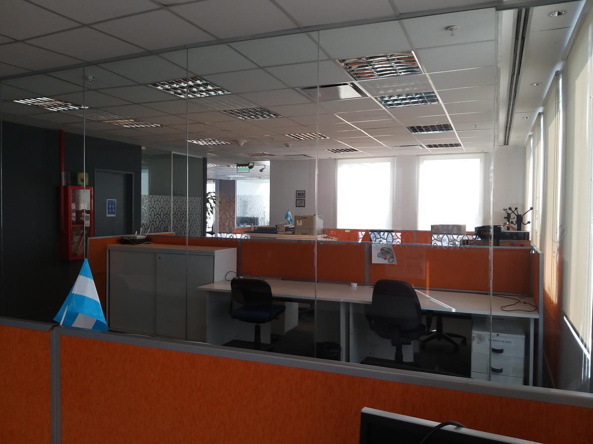 Oficina 580 m². 10 Cocheras. Amoblada y Equipada. Torre Intecons. 2