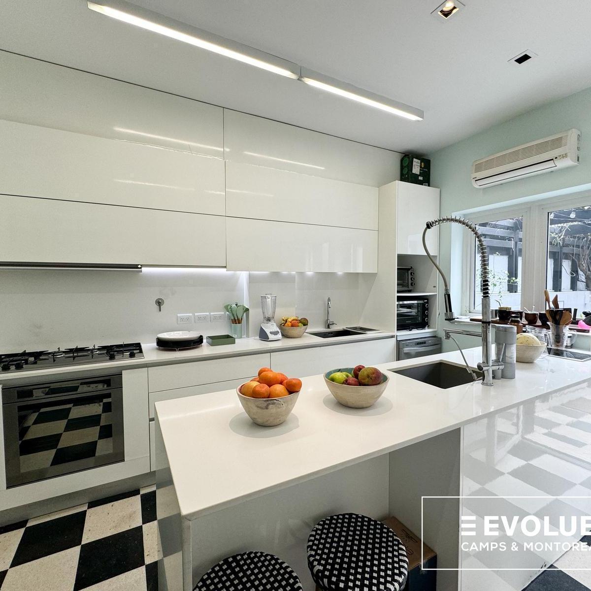 Foto de Venta Casa con jardín, terraza, parrilla y pileta climatizada - Las, imagen 3