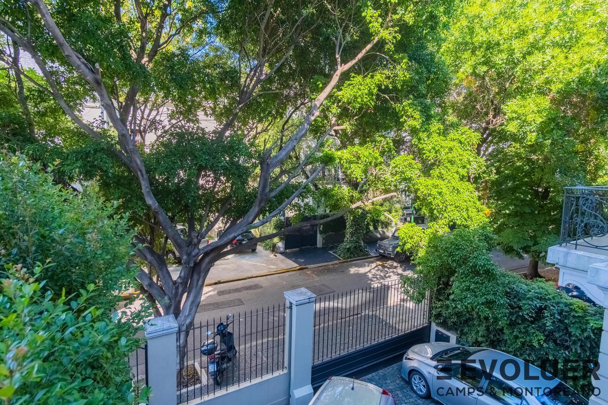 Barrio Parque, Casa con Jardín, Pileta y Estacionamiento Para 3 Autos. 3