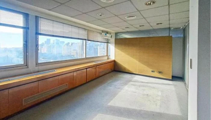 Alquiler Oficina duplex con terraza, despachos y sala de reuniones. Microcentro