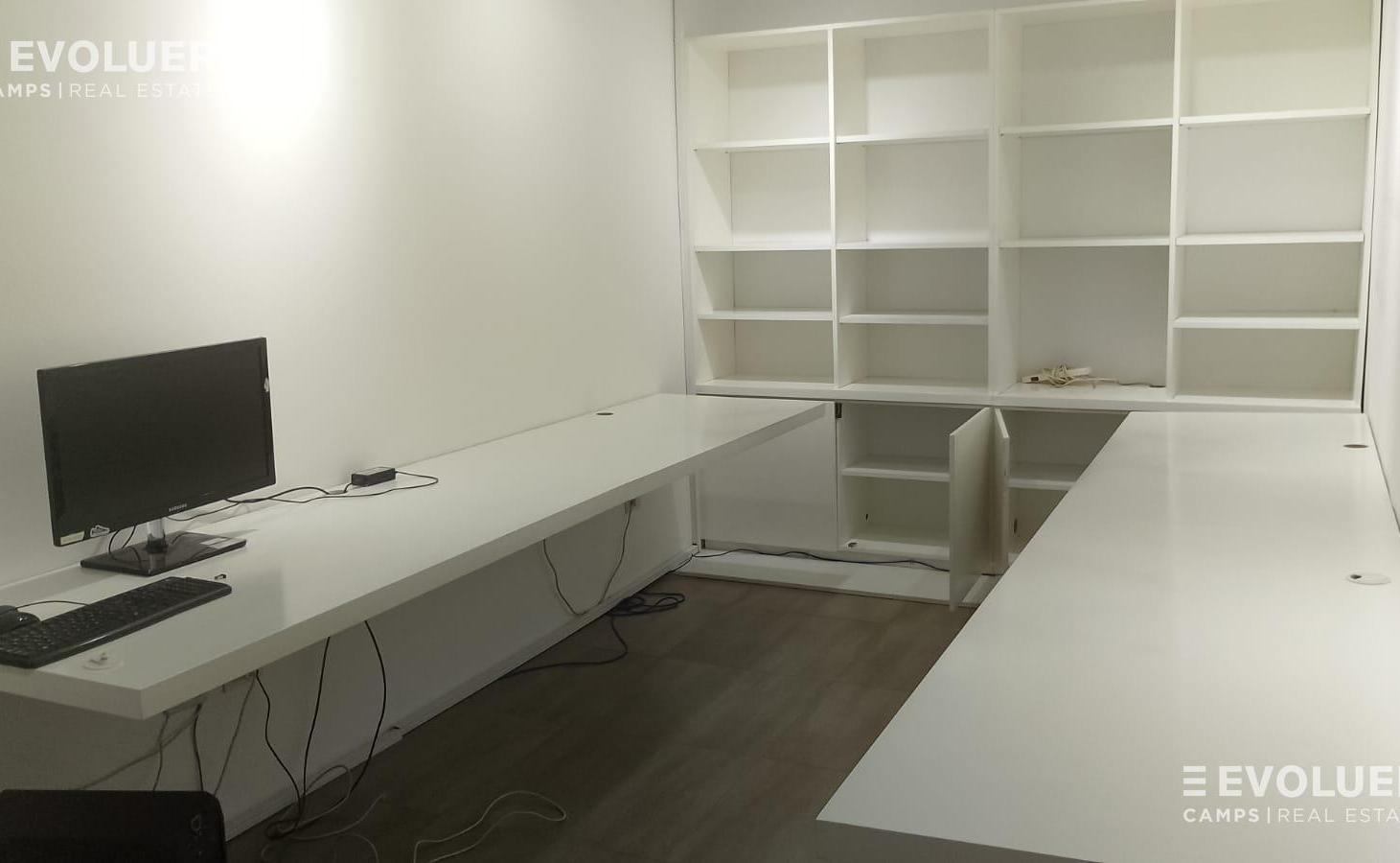 Alquiler oficinas con sala de reuniones, espacios de trabajo, cocina, balcón. Monserrat